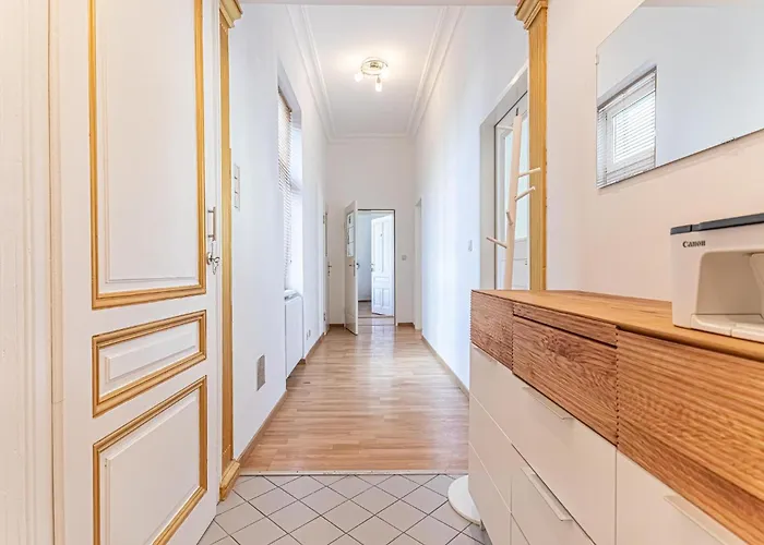 Convenient 3-br Shared Apt, 15 Min To Landstrasse Hub * Bécs