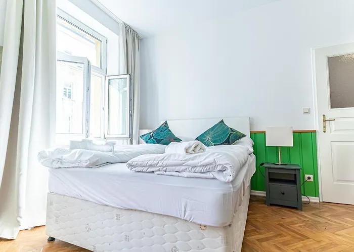 Convenient 3-br Shared Apt, 15 Min To Landstrasse Hub Apartman