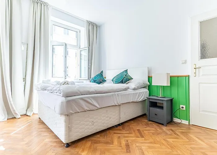 Convenient 3-br Shared Apt, 15 Min To Landstrasse Hub Apartman