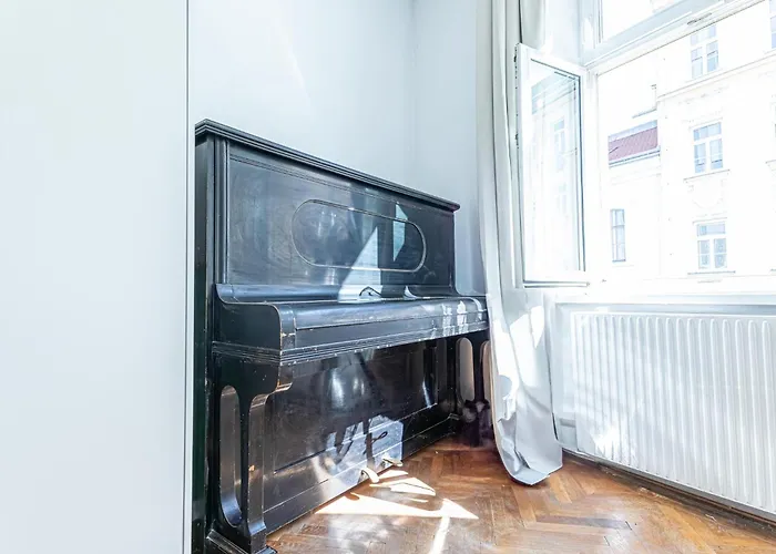 Convenient 3-br Shared Apt, 15 Min To Landstrasse Hub Apartman