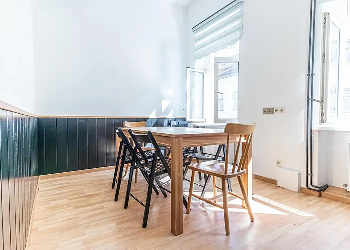Convenient 3-br Shared Apt, 15 Min To Landstrasse Hub Apartman
