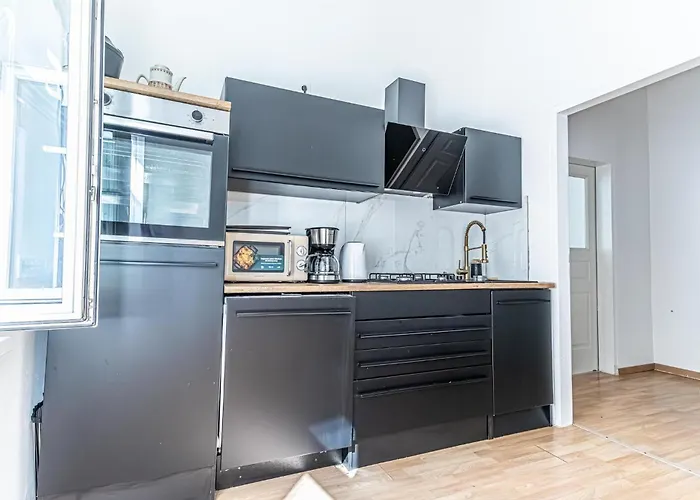 Convenient 3-br Shared Apt, 15 Min To Landstrasse Hub Apartman