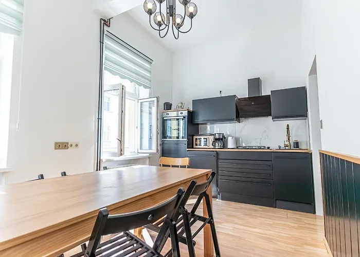 Convenient 3-br Shared Apt, 15 Min To Landstrasse Hub * Bécs