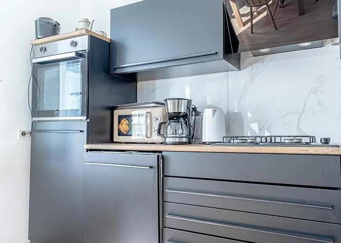 Convenient 3-br Shared Apt, 15 Min To Landstrasse Hub Apartman