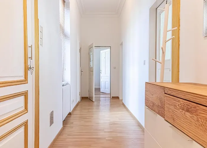 Convenient 3-br Shared Apt, 15 Min To Landstrasse Hub Apartman