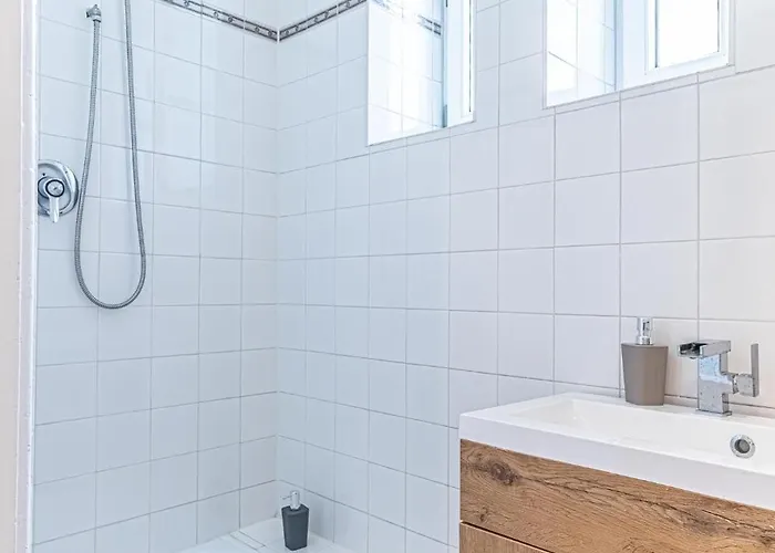 Convenient 3-br Shared Apt, 15 Min To Landstrasse Hub Apartman *